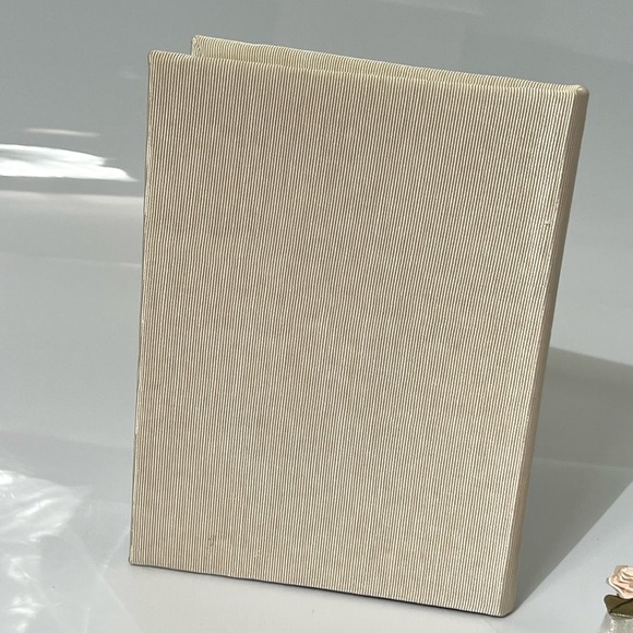 Special Occasion Pleated Satin Photo Album with Organza Flower Appliqué NEW - Picture 4 of 10